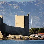 Larus Apartment Vir
