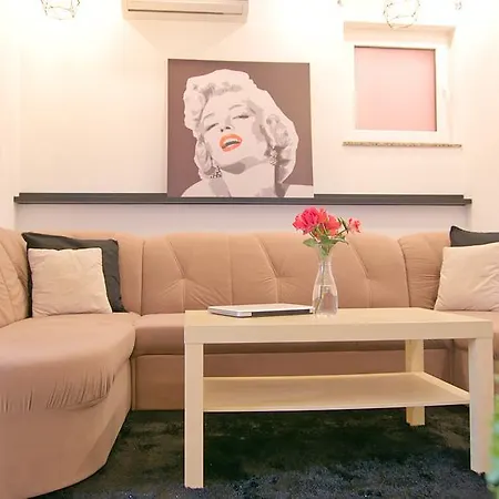 Larus Apartment